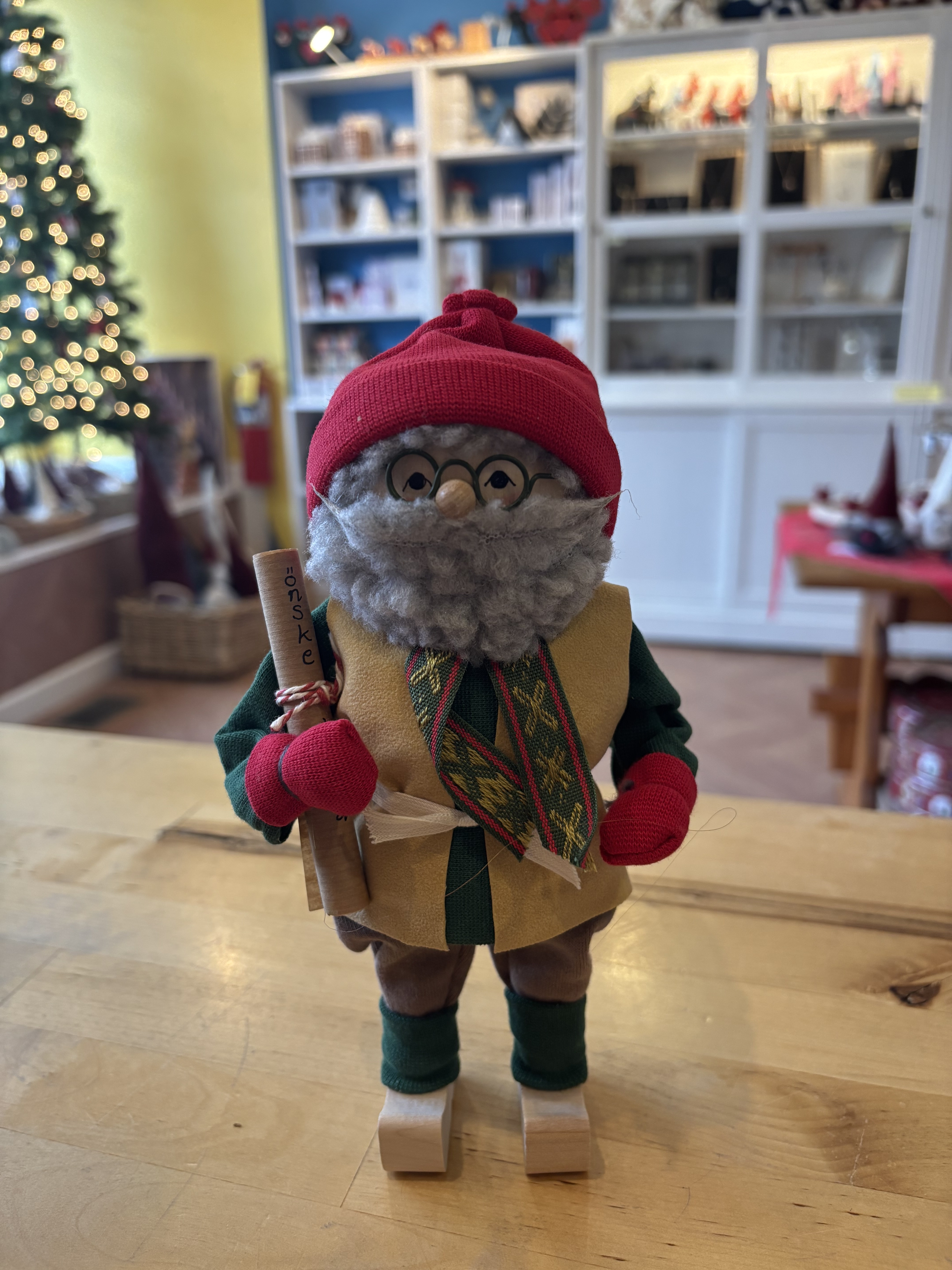 Tomte w/scroll, tan vest