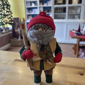 Tomte w/scroll, tan vest